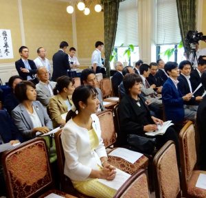 代議士会にて。