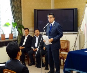 代議士会にて岡田代表から挨拶。